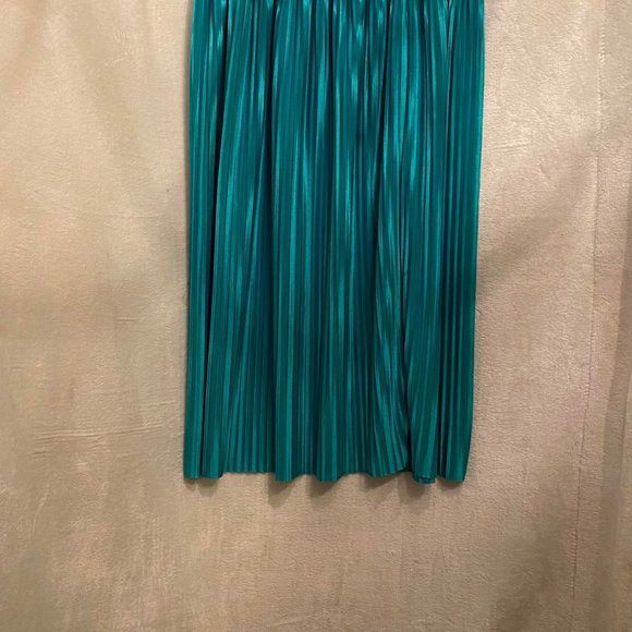 EUC Bisou Bisou Emerald Green Pleated Skirt Size Medium - Picture 3 of 5